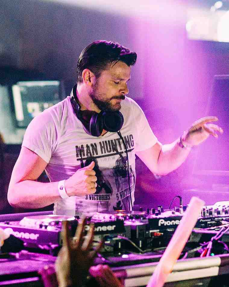 DJ